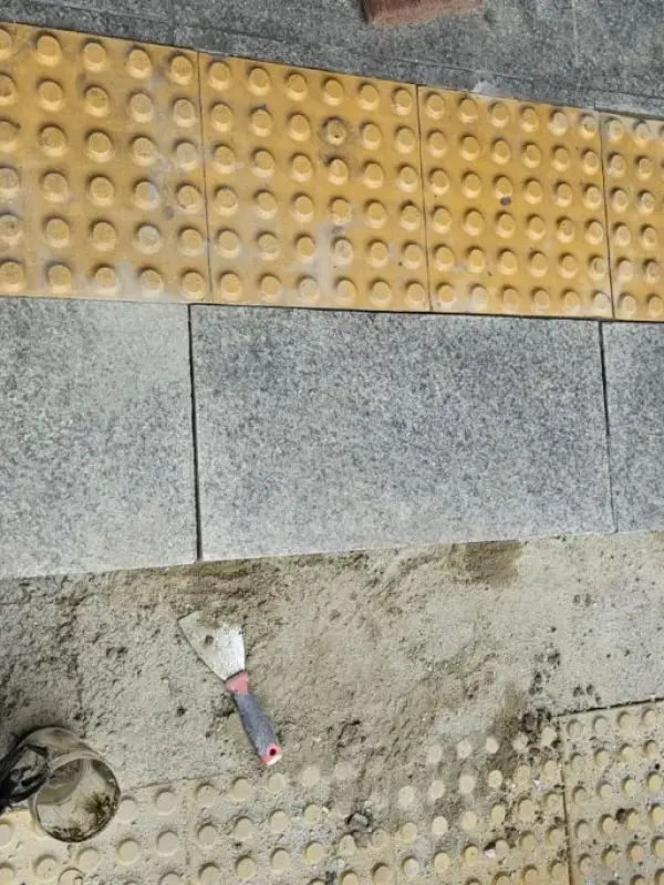 바닥 화강석 들뜸수리 작업 초기 점자블록 인접 보도