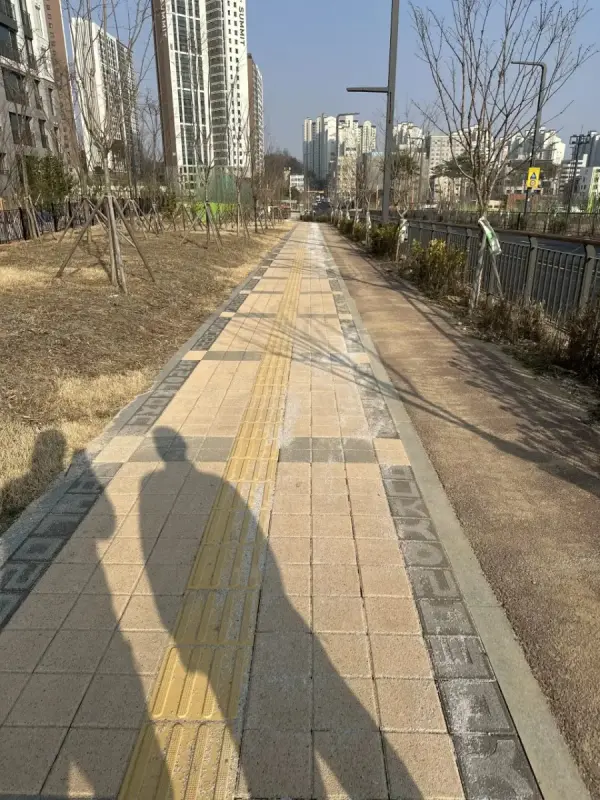 점자블록 포함 보행로 보도블럭 교체 시공 전 상태