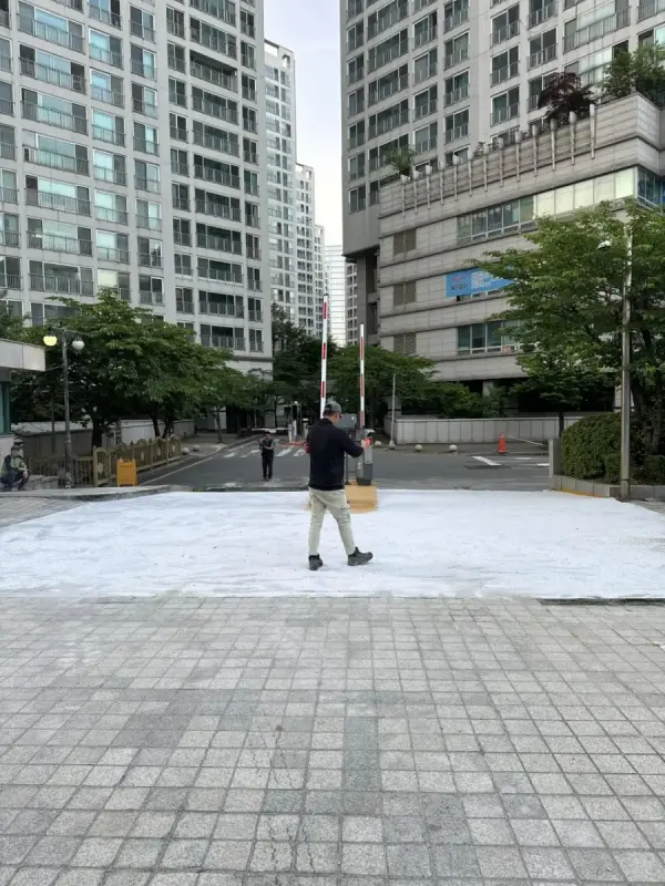 주차 차단기 인접 진입로 석재블럭 포장 면