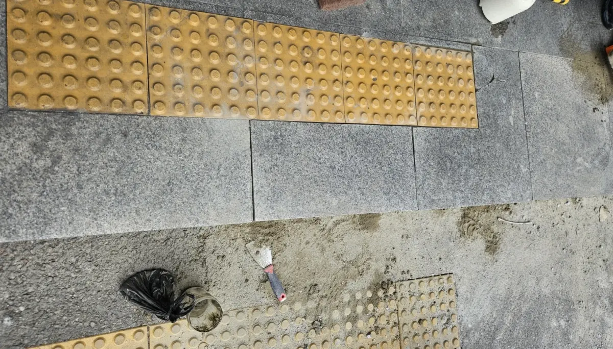 바닥 화강석 들뜸수리 작업 초기 점자블록 인접 보도