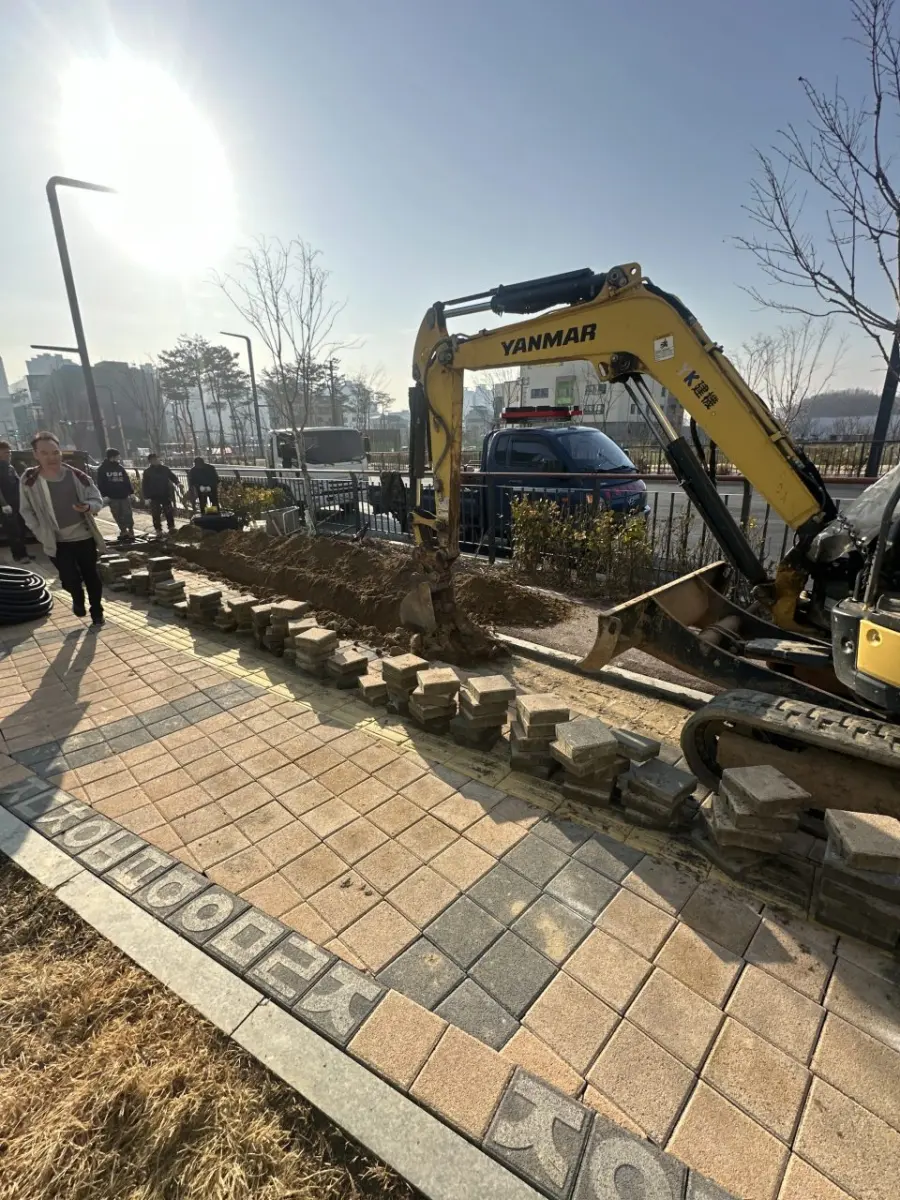 점자블록 보행로 보도블럭 교체 굴착기 철거 중