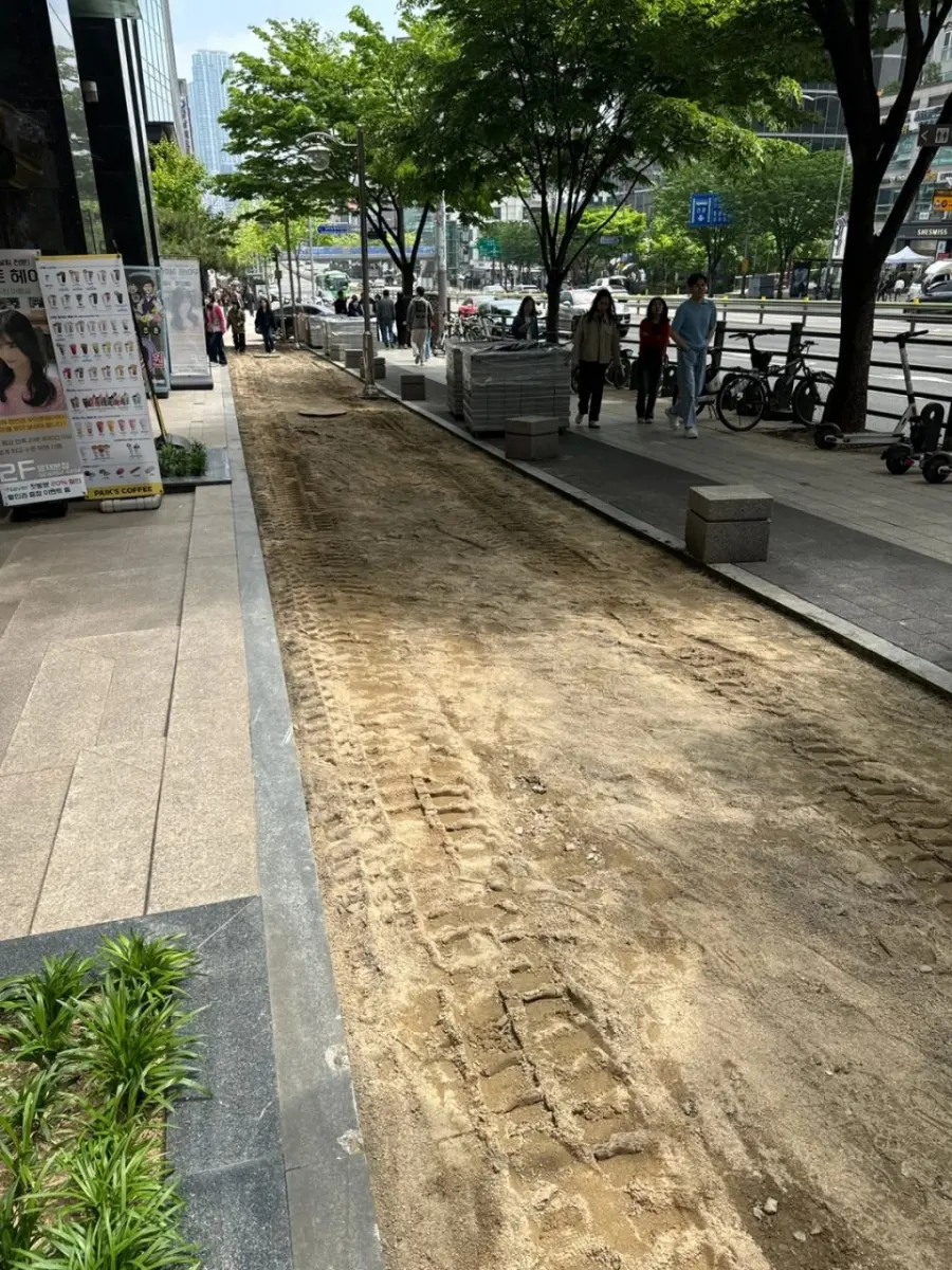 보도 기초 다짐 석재블럭 포설 전 모래 기초 상가 앞