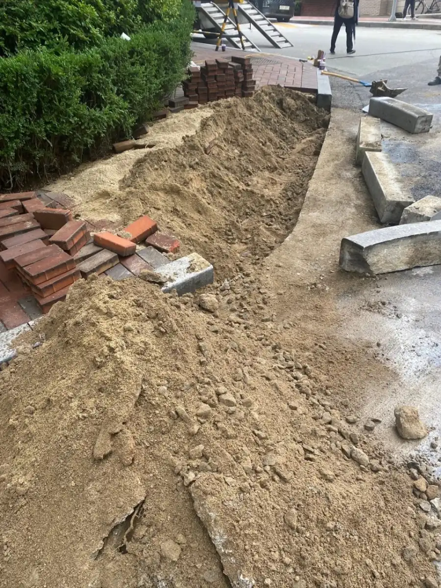 벽돌 보도 굴착 보수 진행 중 흙과 철거 벽돌