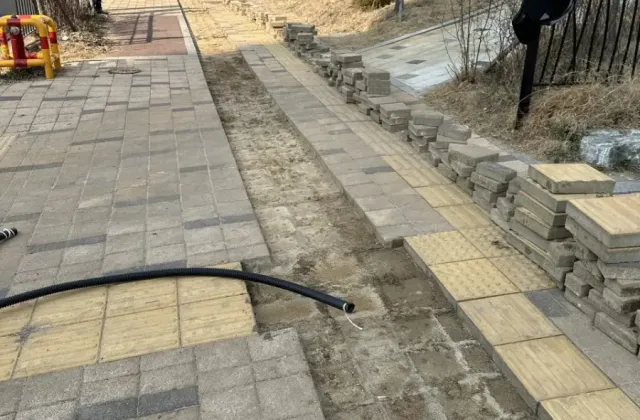 서울 보도블럭 철거 후 블럭을 걷어낸 보행로 바닥과 쌓아둔 블럭